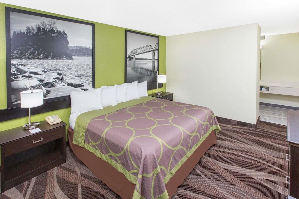 Super 8 By Wyndham Motel